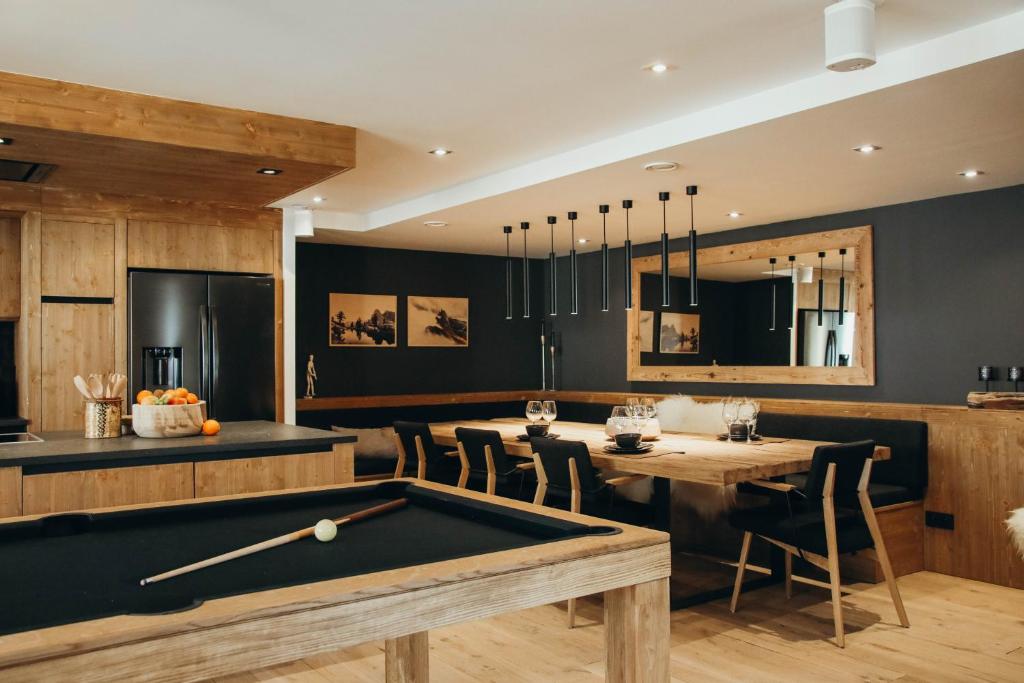 une salle à manger avec un billard et une cuisine dans l'établissement Duplex Encombres by Lodji, à Saint-Martin-de-Belleville