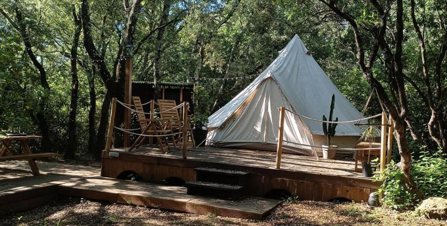 une tente à l'arrière d'un camion dans l'établissement Évasion en pleine nature, Tipi insolite et Jacuzzi au Pont du Gard !, à Vers-Pont-du-Gard 23 autres photos