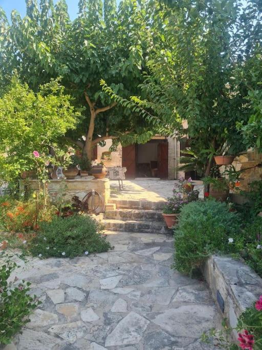 Ivi House in Giolou, Paphos 1