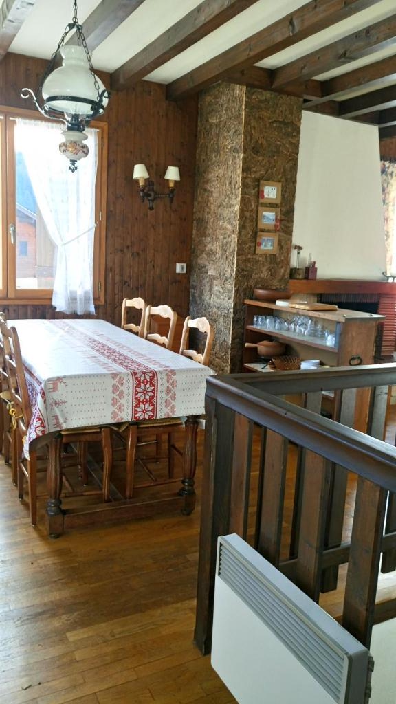 une salle à manger avec une table et des chaises dans une pièce dans l'établissement CHALET LES EPILOBES, à Lamoura 17 autres photos
