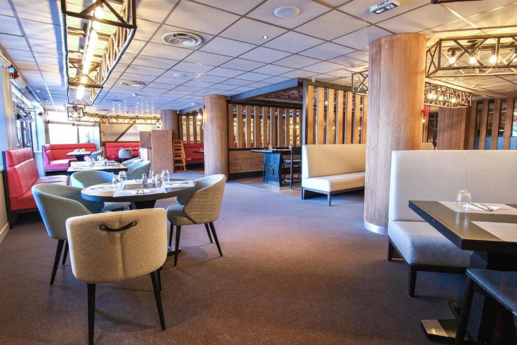 une salle à manger avec tables et chaises et plan de travail dans l'établissement Belambra Clubs Tignes Val Claret, à Tignes