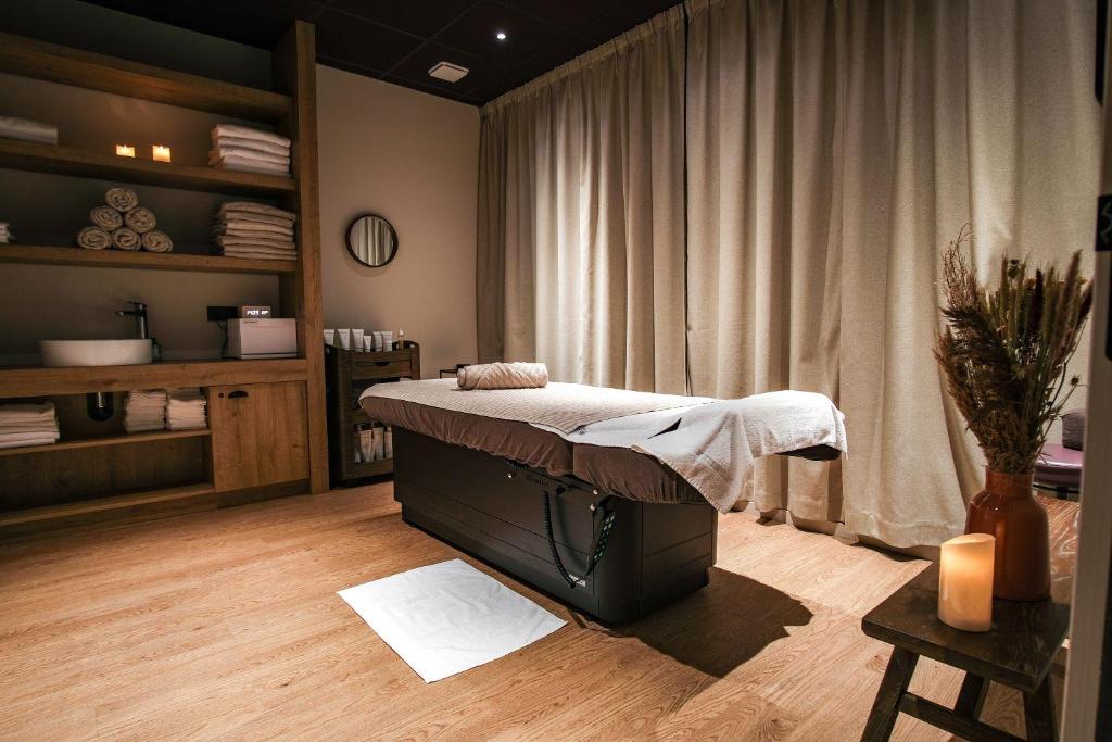 une chambre avec un lit au milieu d'une pièce dans l'établissement Belambra Clubs Les 2 Alpes Les Crêtes, à Les Deux Alpes