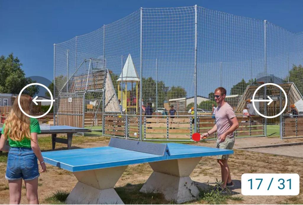 - un homme et une femme jouant au ping-pong dans l'établissement Camping Marvilla Parks - Aunis Club Vendée, à La Tranche-sur-Mer