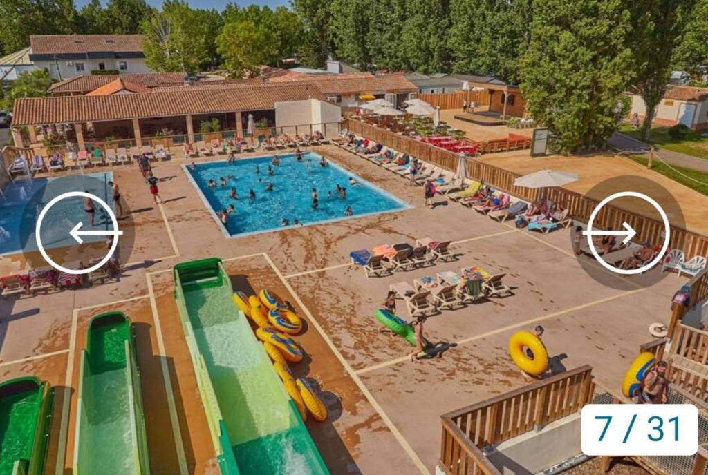 une vue aérienne d'une piscine dans un complexe hôtelier dans l'établissement Camping Marvilla Parks - Aunis Club Vendée, à La Tranche-sur-Mer