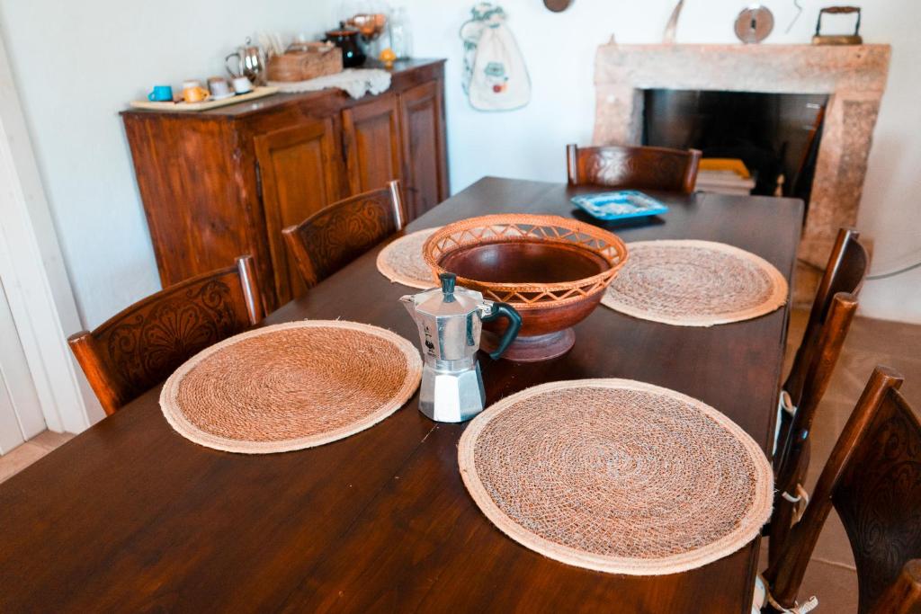 une table en bois avec trois plaques au-dessus dans l'établissement Maison Trullo, à Ceglie Messapica