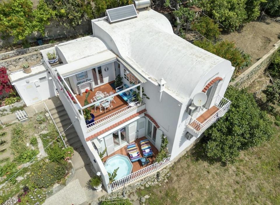 une vue aérienne d'une maison avec piscine dans l'établissement Villa Navarra, à Praiano