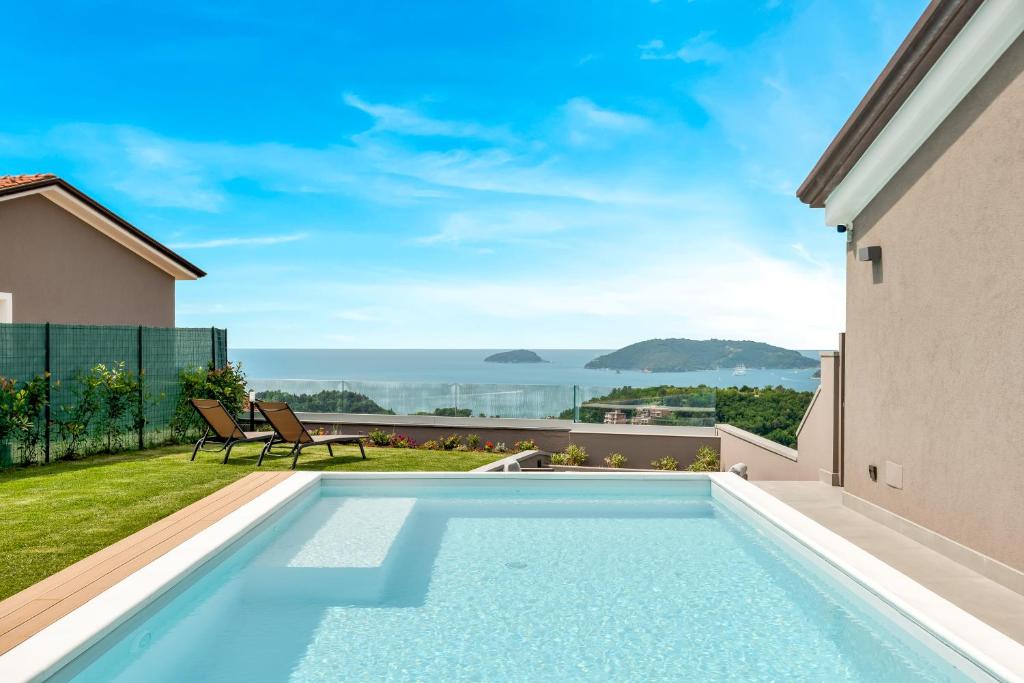 une piscine dans l'arrière-cour d'une maison dans l'établissement Colori di Mare Luxury Holiday, à Lerici