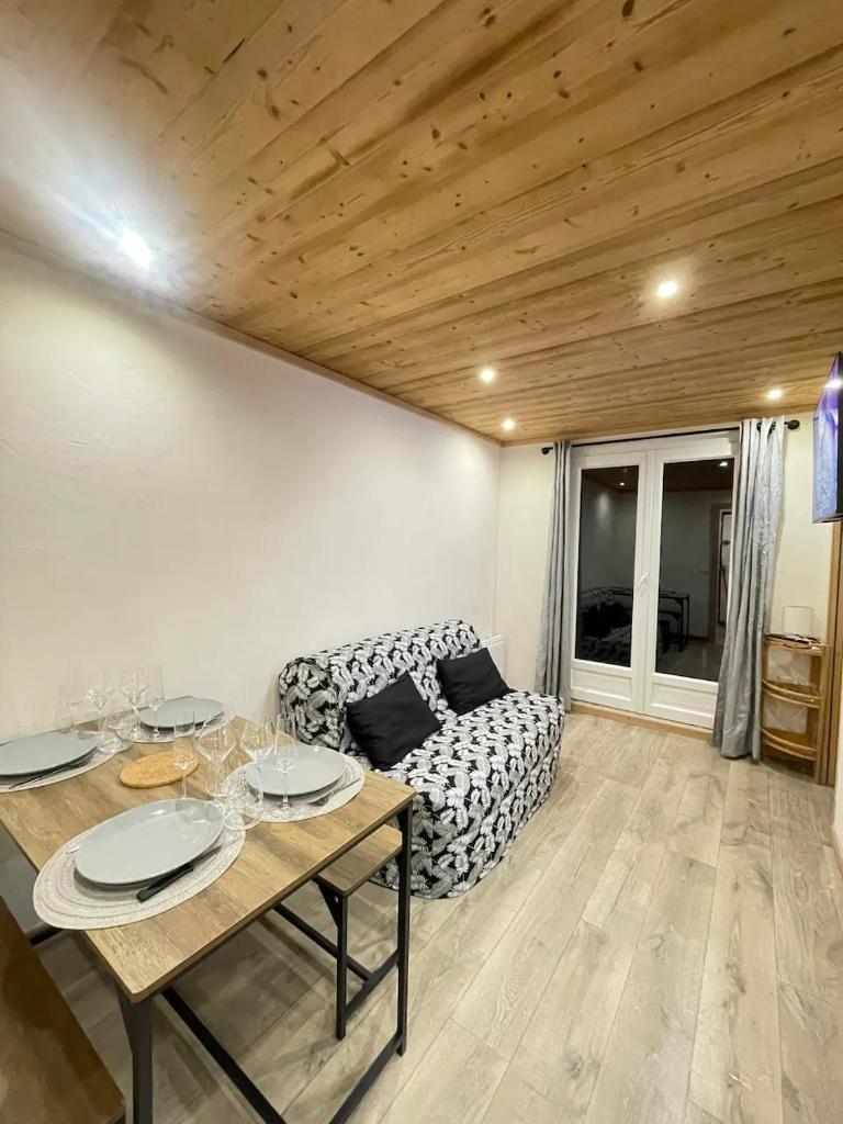 un salon avec un canapé et une table dans l'établissement Risoul 1850 studio pour 4 pers avec piscine privée en été, à Risoul