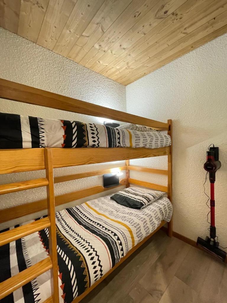 deux lits superposés dans une pièce avec des plafonds surélevés dans l'établissement Risoul 1850 studio pour 4 pers avec piscine privée en été, à Risoul 2 autres photos