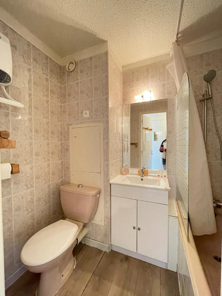 une salle de bain avec toilettes, lavabo et miroir dans l'établissement Risoul 1850 studio pour 4 pers avec piscine privée en été, à Risoul