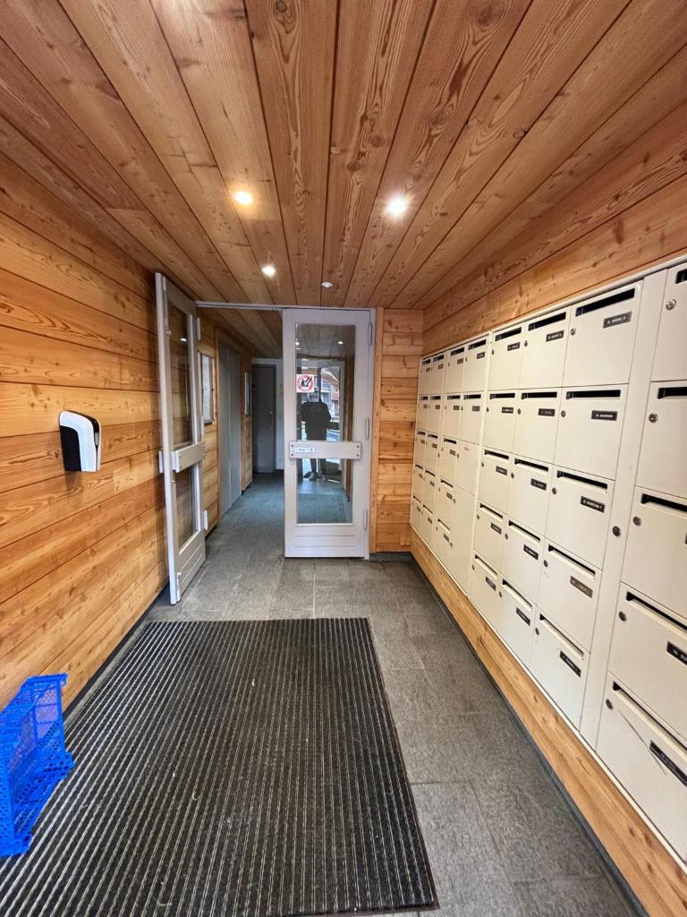 une pièce avec des casiers dans un bâtiment en bois dans l'établissement Risoul 1850 studio pour 4 pers avec piscine privée en été, à Risoul