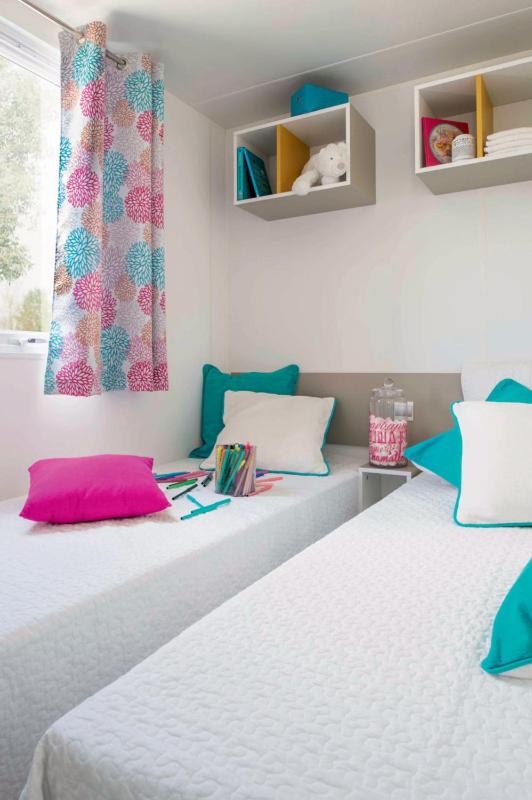une chambre avec deux lits et une fenêtre dans l'établissement camping Le moulin, à Patornay