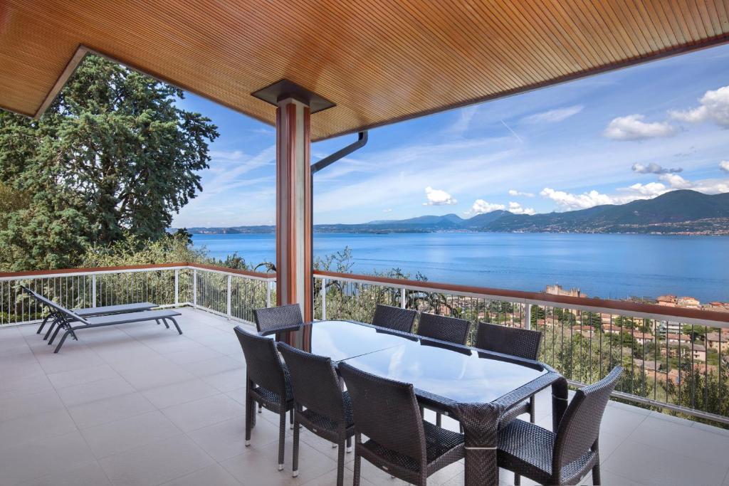 Photo de la galerie de l'établissement Villa Pirandello With Pool, à Torri del Benaco