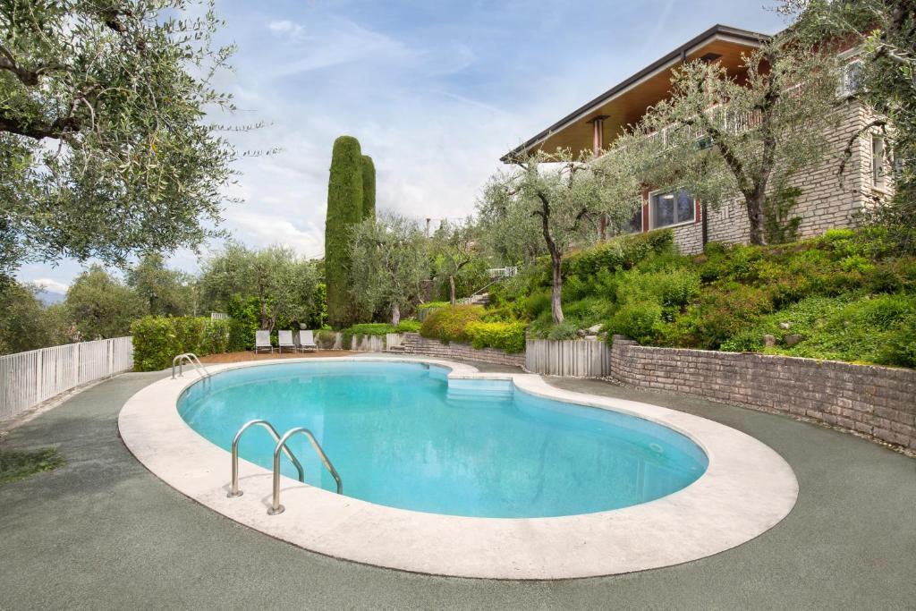 Photo de la galerie de l'établissement Villa Pirandello With Pool, à Torri del Benaco