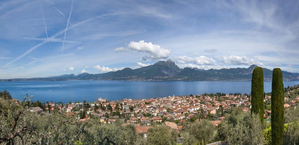 Photo de la galerie de l'établissement Villa Pirandello With Pool, à Torri del Benaco