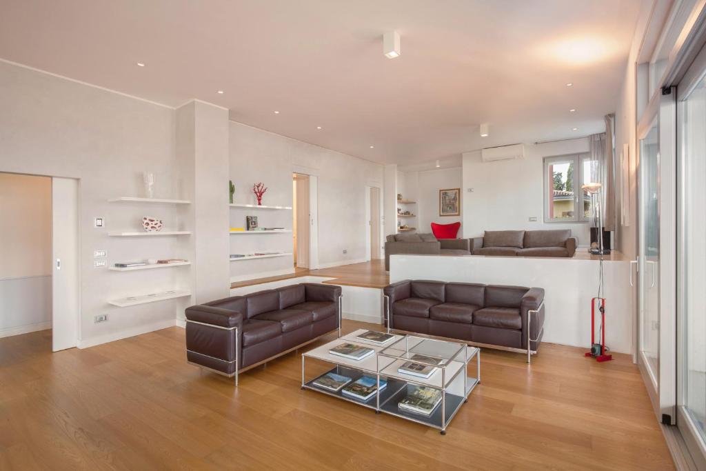 Photo de la galerie de l'établissement Villa Pirandello With Pool, à Torri del Benaco