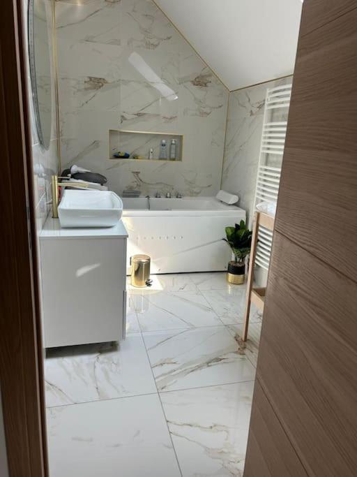 belle maison avec piscine chauffée sans vis-à-vis 3