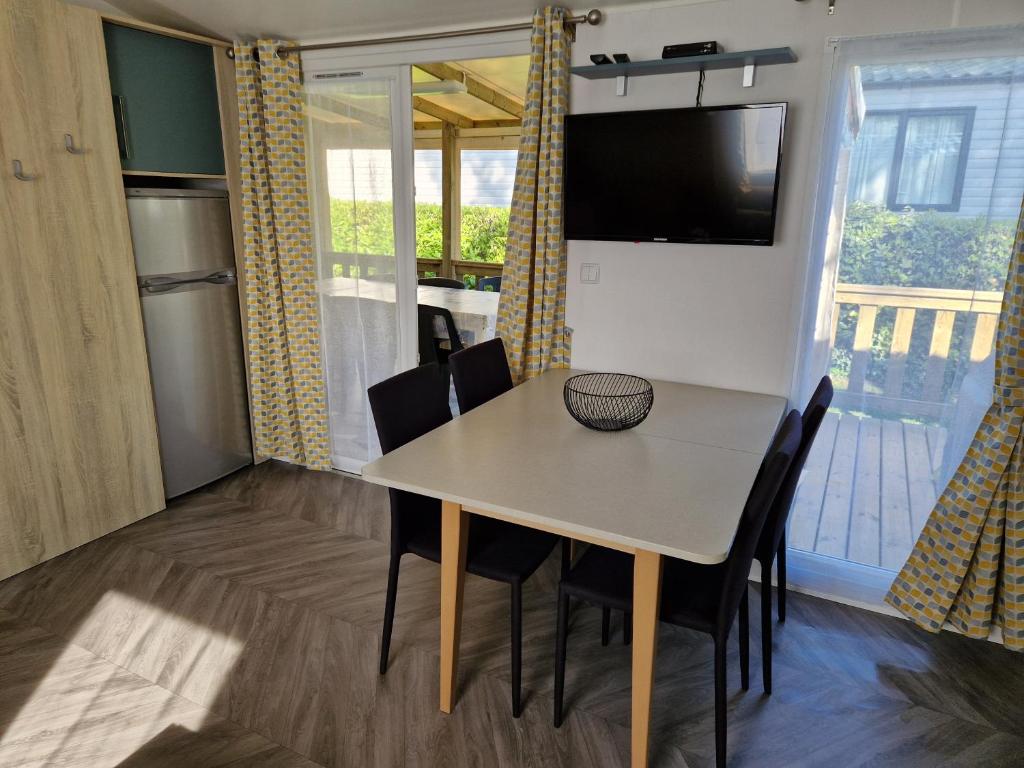 Photo de la galerie de l'établissement MH-Gd CONFORT 3CH- 6-7 Pl -2 SDB-2 WC- WIFI - TV - LAVE VAISSELLE - LAVE LINGE- DRAPS FOURNIS-LITS FAITS A VOTRE ARRIVEE !! -- "Fun-Pass OFFERT sous conditions !!, à Pont-Aven 18 autres photos