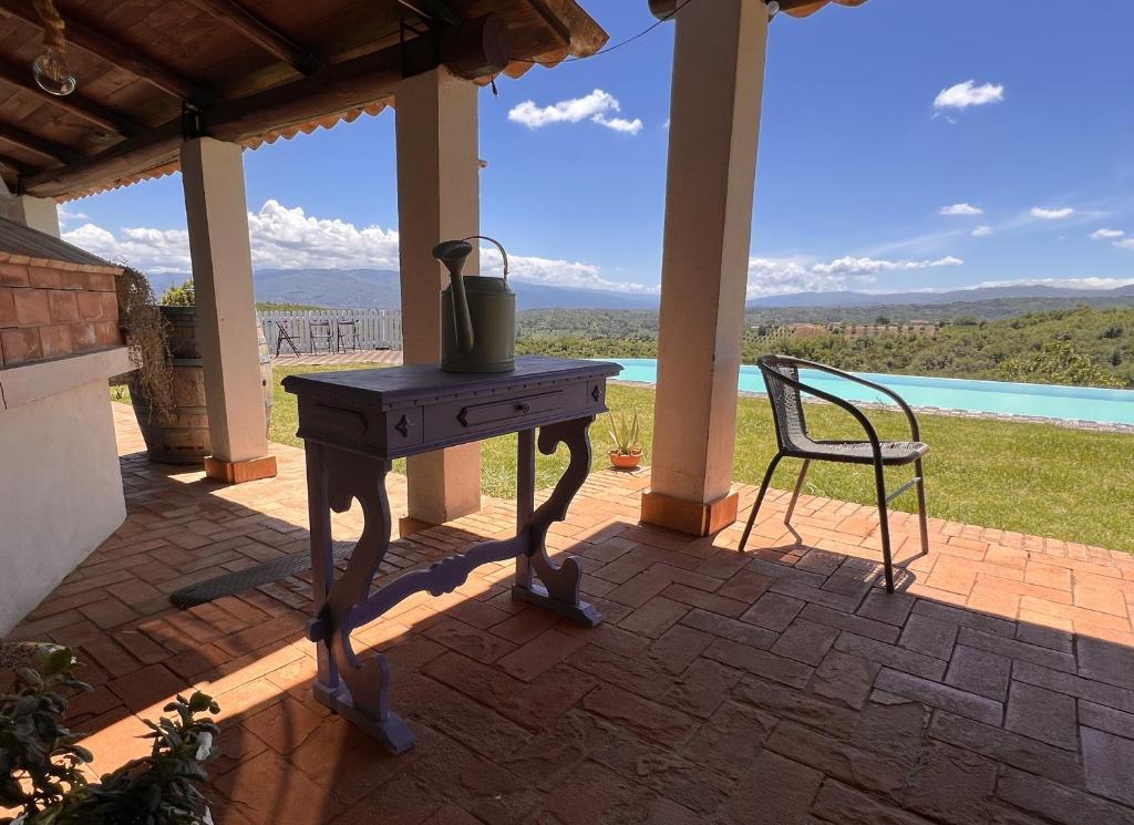 une table et une chaise assises sur une terrasse dans l'établissement Le quattro volte, à San Marco Argentano