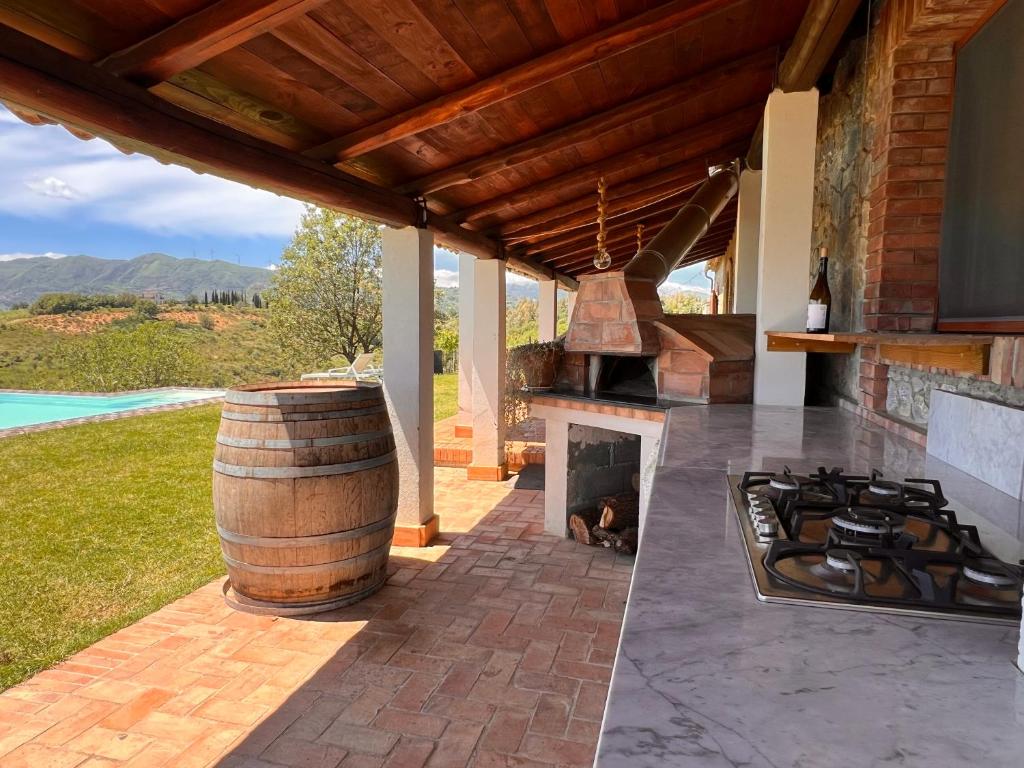 un patio extérieur avec un poêle et une cheminée dans l'établissement Le quattro volte, à San Marco Argentano 26 autres photos