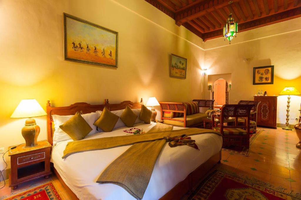 une chambre avec un grand lit dans une pièce dans l'établissement Riad Amina, à Marrakech