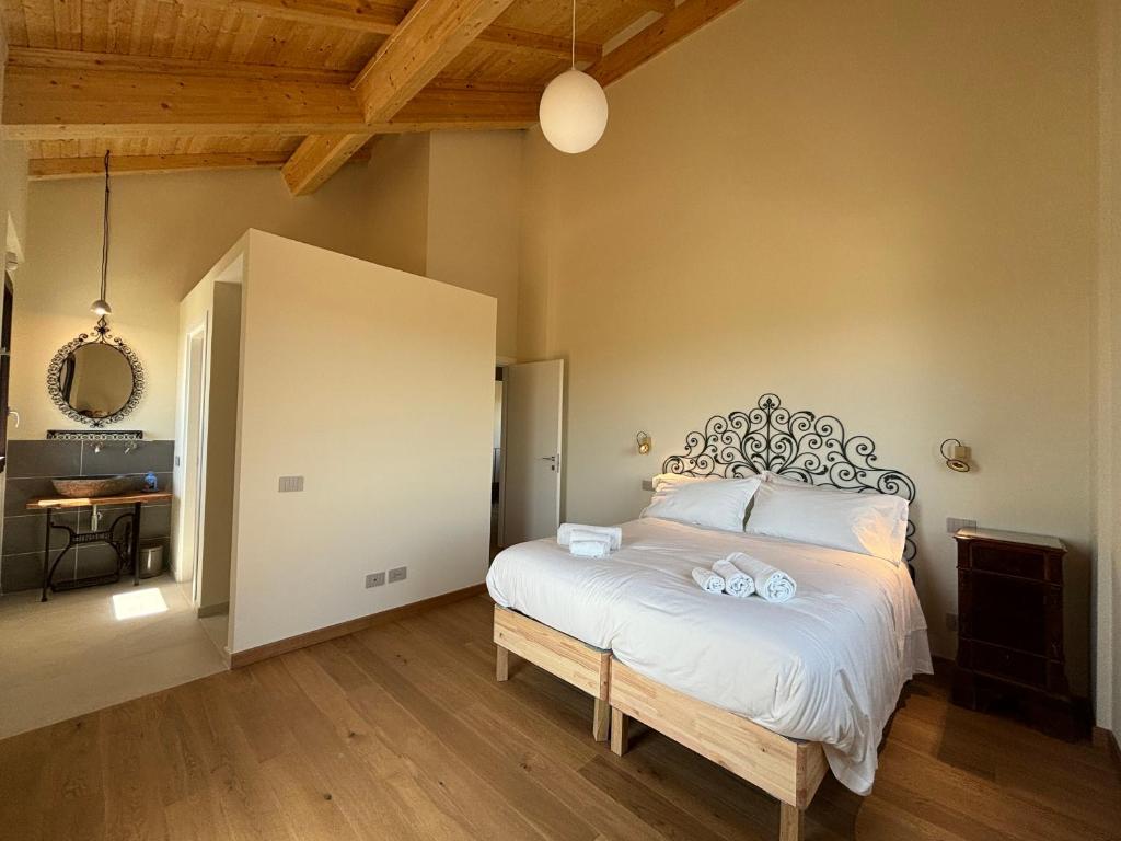 une chambre avec un grand lit et une table dans l'établissement Tenuta Coco, à Centuripe