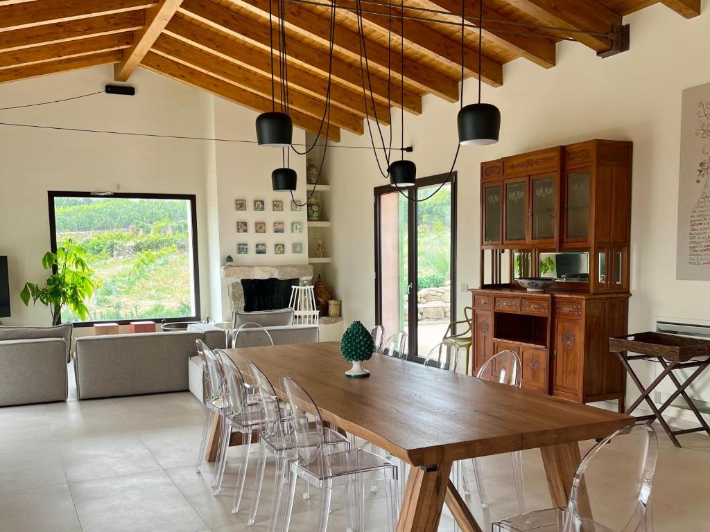 une cuisine et une salle à manger avec une table et des chaises en bois dans l'établissement Tenuta Coco, à Centuripe