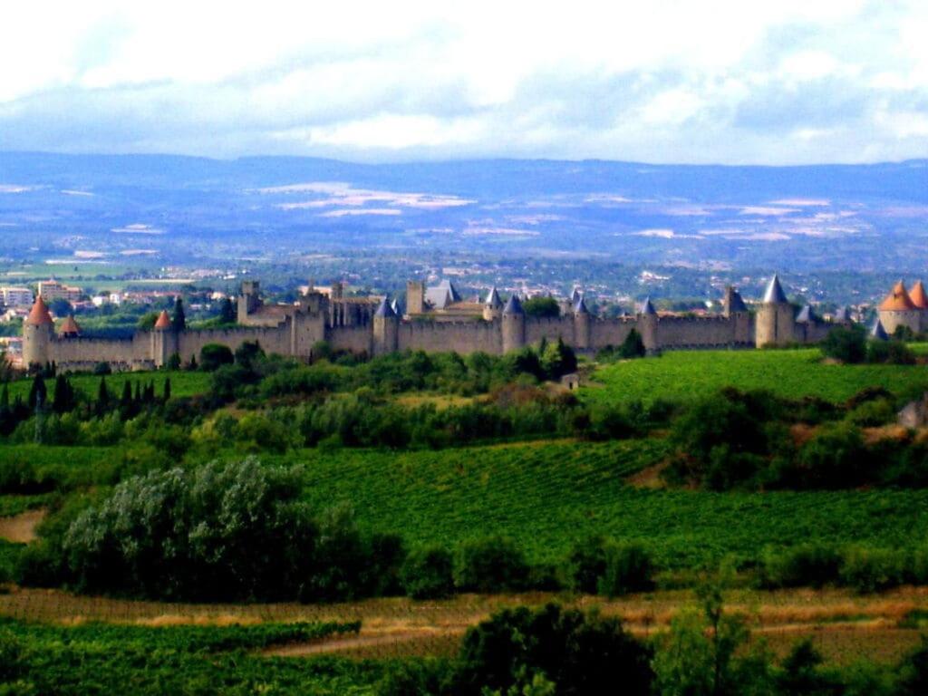 un grand château au-dessus d'un champ verdoyant dans l'établissement "Ancien Cafe" with roof terrace and balcony, à Camplong-dʼAude