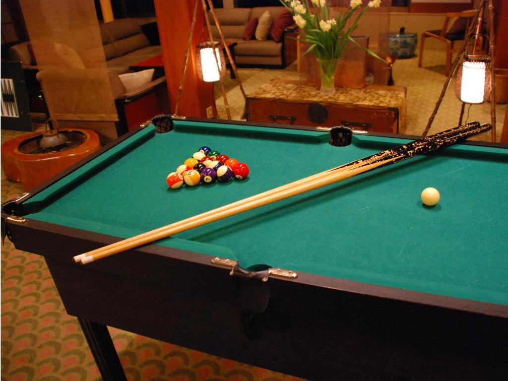 - un billard avec deux cannes à sucre et des balles dans l'établissement Sakaya Ryokan Yoshina Onsen, à Izu