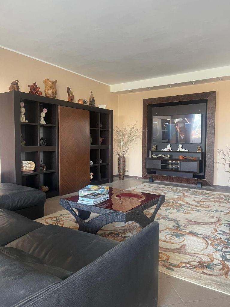 un salon avec un canapé et une télévision dans l'établissement Hotel Re Leone, à Rimini