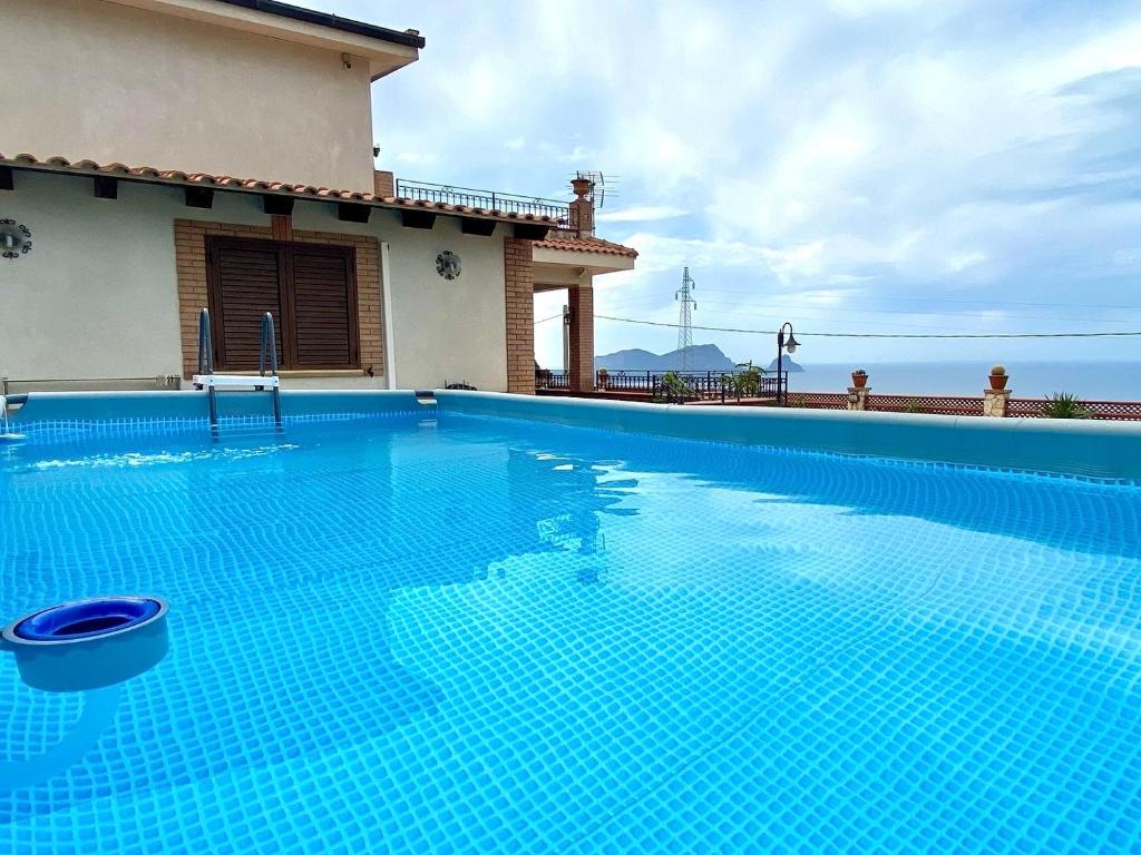 une piscine devant une maison dans l'établissement Villa Belvedere di Altavilla with Pool and Near The Sea, à Altavilla Milicia 39 autres photos