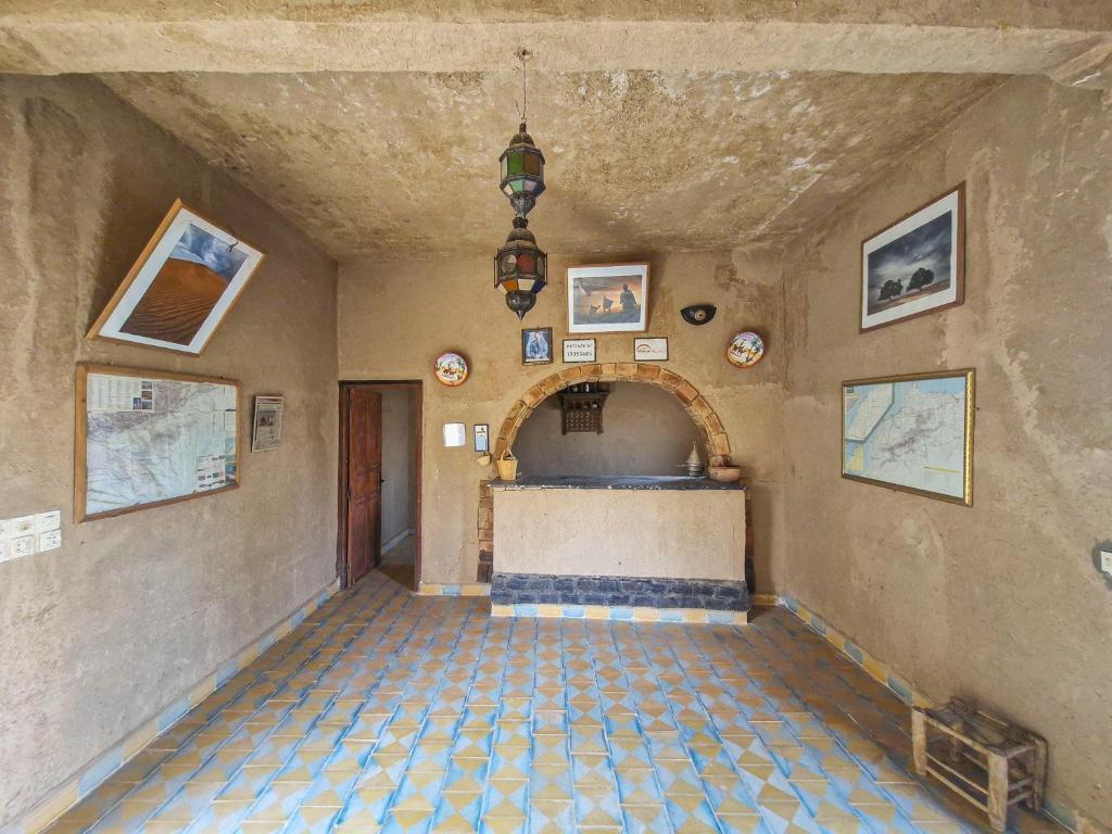 - un couloir avec du carrelage dans un bâtiment dans l'établissement Riad Akour, à Merzouga