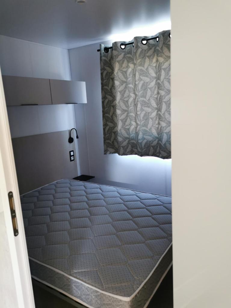 une chambre avec un lit et une fenêtre dans l'établissement tony vacances, à Martigues 37 autres photos