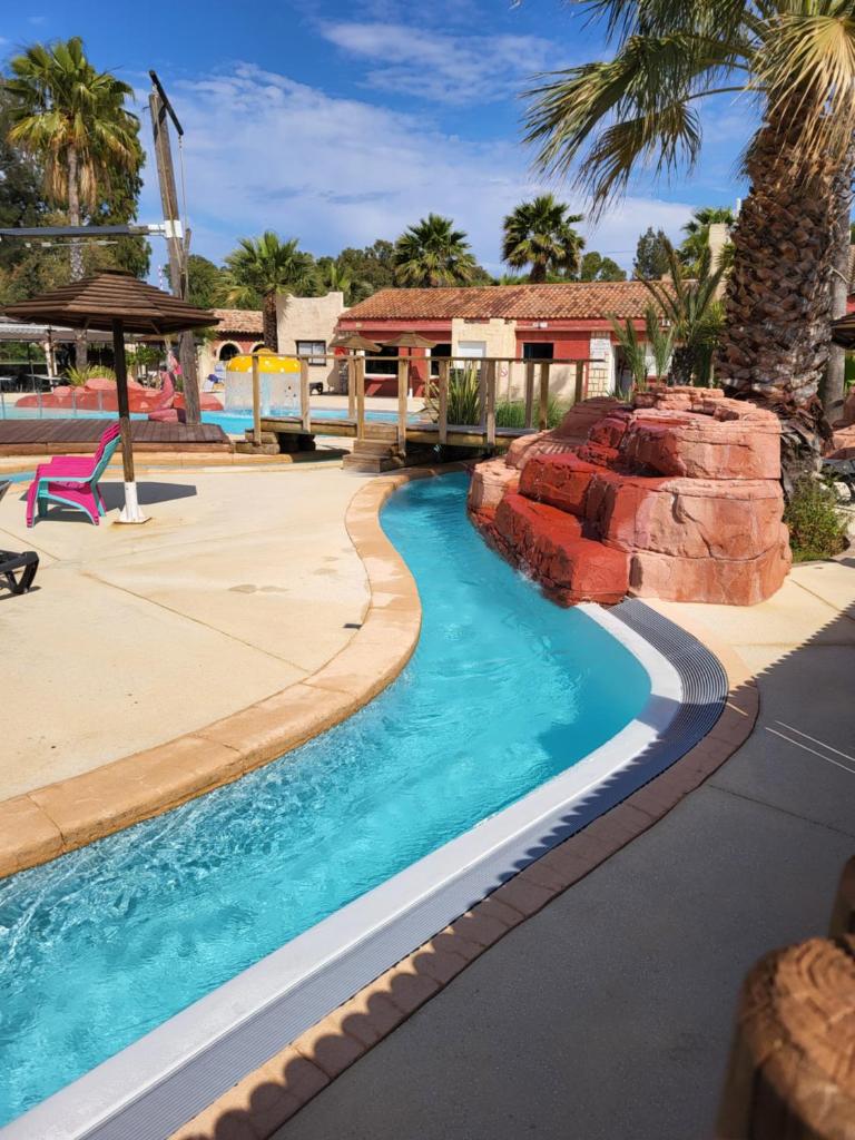 - une piscine dans un complexe avec toboggan dans l'établissement Mobil home 4 personnes climatisé, à Hyères
