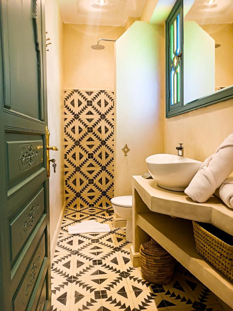 une salle de bain avec un lavabo et des toilettes dans l'établissement Riad Jalina, à Marrakech