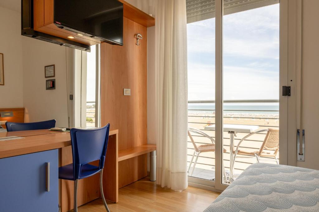 Cette chambre d'hôtel dispose d'un bureau et offre une vue sur l'océan. dans l'établissement Hotel Riviera, à Caorle