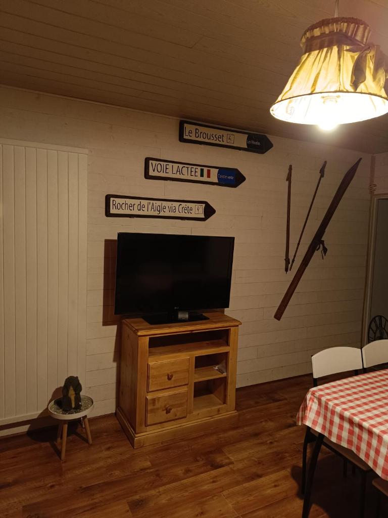 un salon avec une télévision sur un meuble en bois dans l'établissement Appartement Paisible, à Briançon