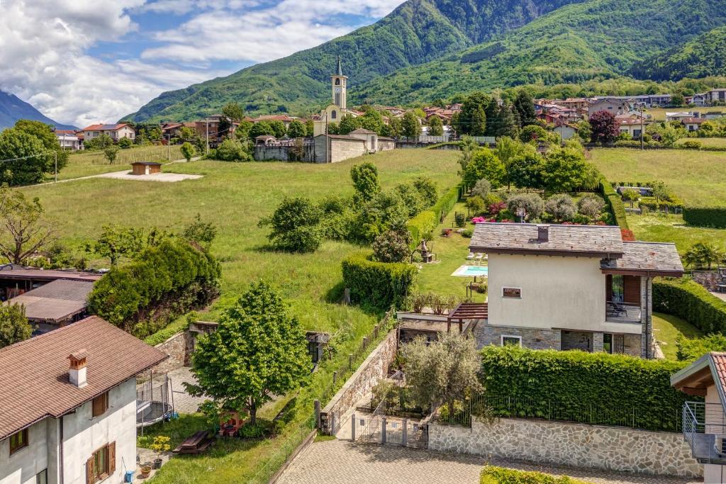 une vue aérienne sur un village avec des montagnes en arrière-plan dans l'établissement Villa La Corte with amazing pool and garden, à Colico 46 autres photos