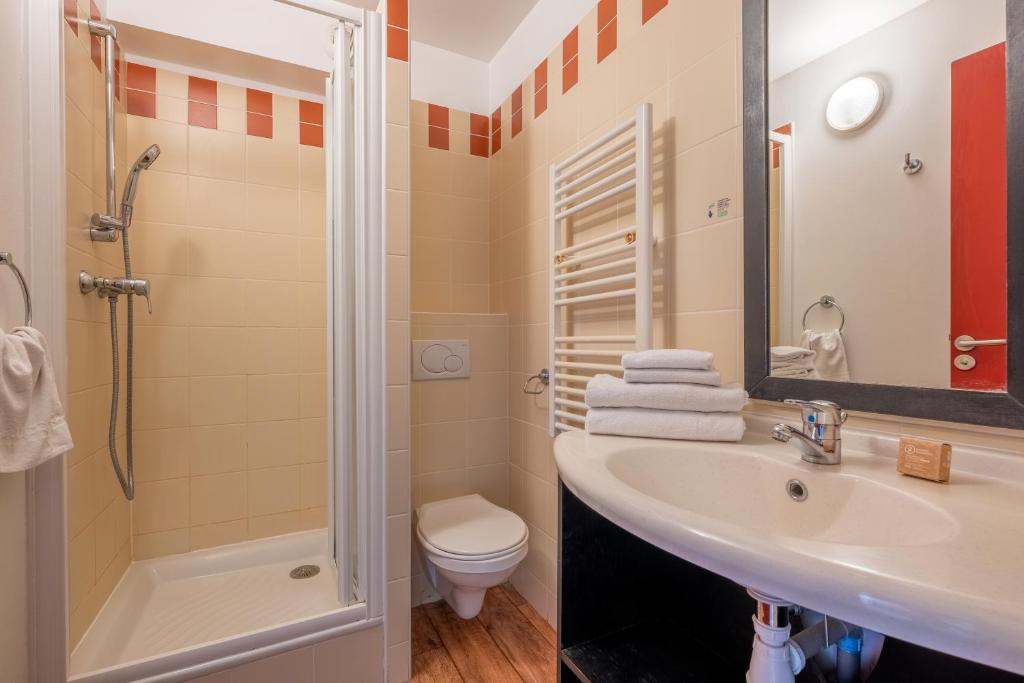 une salle de bain avec un lavabo, des toilettes et une douche dans l'établissement Résidence Pierre & Vacances Le Tikal, à Val Thorens 37 autres photos