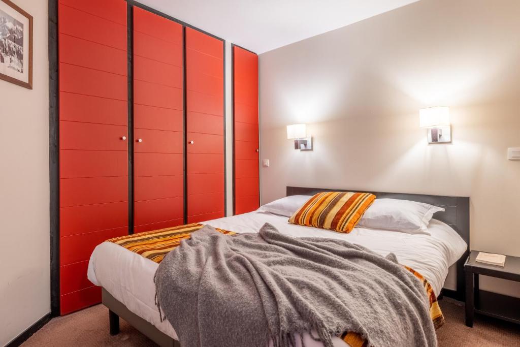 - une chambre avec des armoires rouges et un lit dans l'établissement Résidence Pierre & Vacances Le Tikal, à Val Thorens 47 autres photos