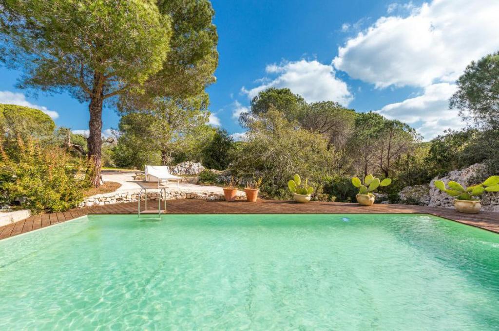 - une piscine dans une cour arborée dans l'établissement Salento Urbes Collection, à Marina di Pescoluse