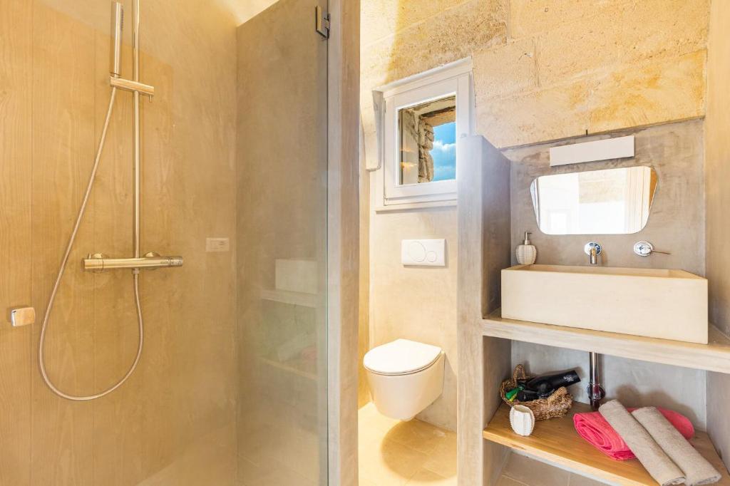 une salle de bain avec une douche, des toilettes et un lavabo dans l'établissement Salento Urbes Collection, à Marina di Pescoluse