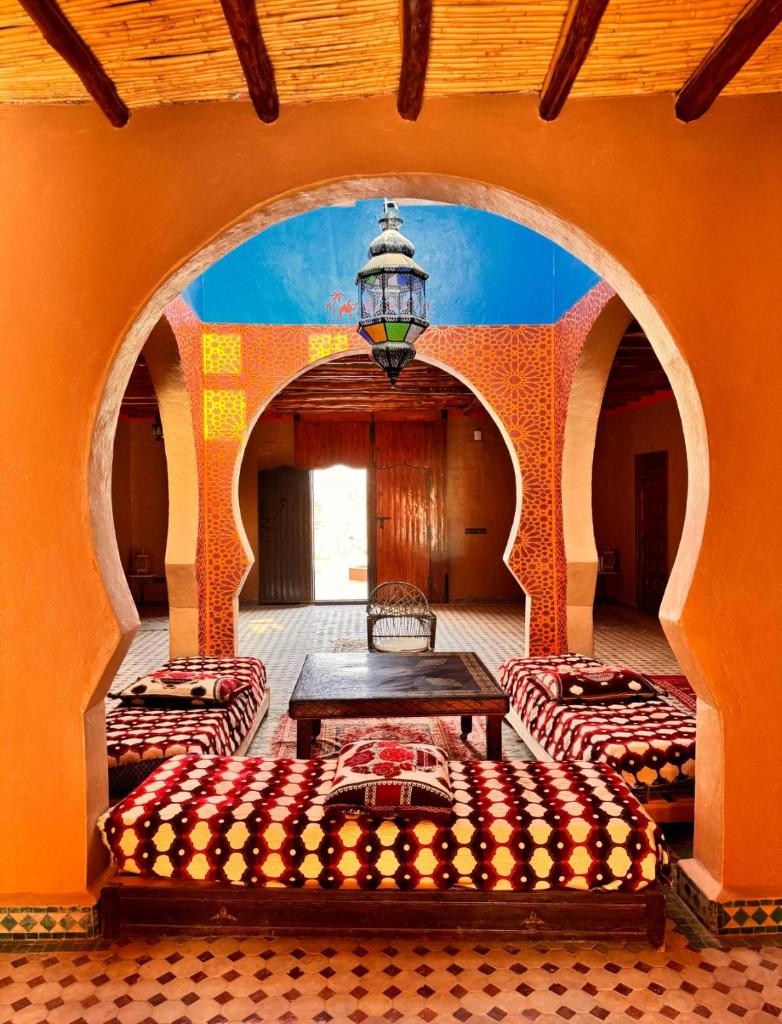 une chambre avec deux lits et une table dans l'établissement Riad Berber Merzouga, à Merzouga 37 autres photos