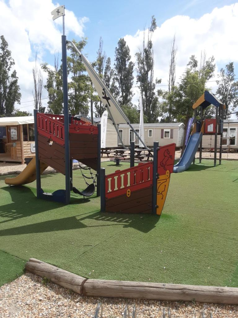 - une aire de jeux avec 2 balançoires et un toboggan dans l'établissement Fabuleux mobil-homme 4/6 personnes, à Fréjus