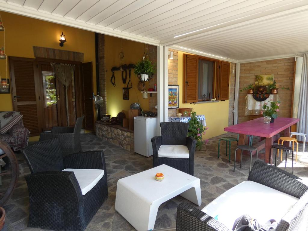 un patio avec des chaises et une table et une cuisine dans l'établissement Scappo in Umbria, Eva, à Fornole 47 autres photos