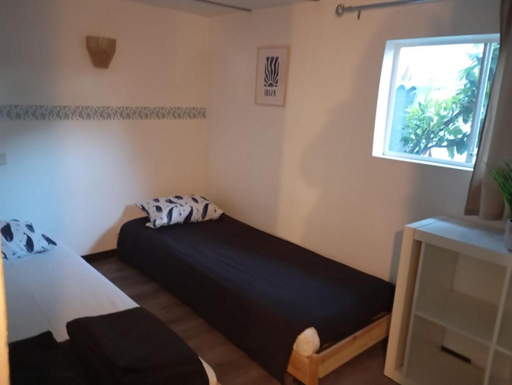 une petite chambre avec un lit et une fenêtre dans l'établissement Mobil home 6 pers - camping Les Arbouses - clim terrasse plancha, au Castellet 22 autres photos