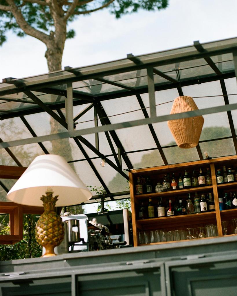 un bar avec un toit en verre et une lampe dans l'établissement MARITTIMO Milano Marittima, à Milano Marittima