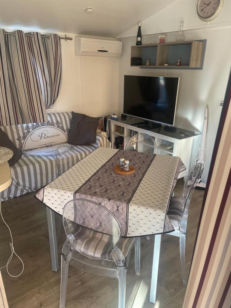 un salon avec une table et un canapé dans l'établissement Chez Dom et Sylvie, au Muy