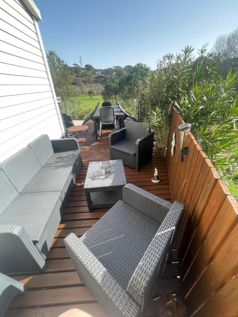 un patio avec des canapés et des tables sur une terrasse dans l'établissement Chez Dom et Sylvie, au Muy