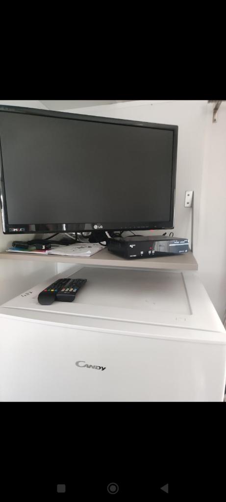 un ordinateur installé au-dessus d'un bureau dans l'établissement Jolie Mobil home 2 chambres (487), à Saint-Jean-de-Monts